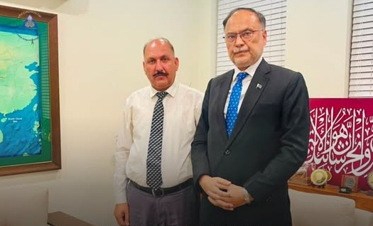 Acting VC KIU, Prof. Dr. Abdul Razaq, called on Federal Minister for Planning, Development and Special Initiatives, Prof. Ahsan Iqbal,